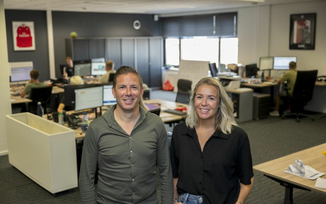 Mike en Lindsay op kantoor